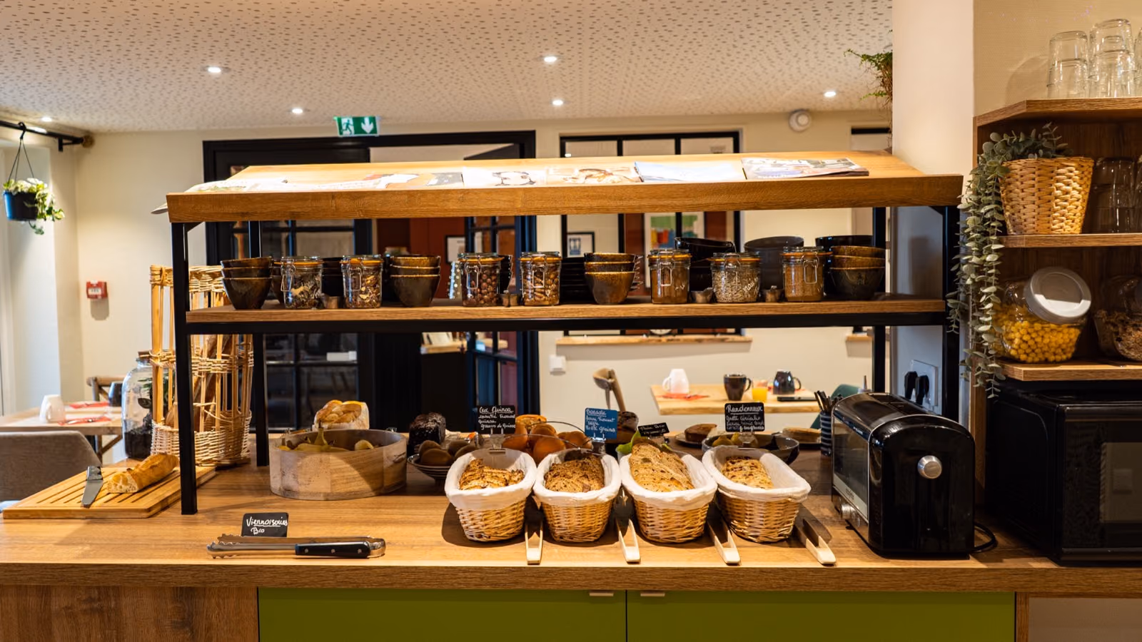Buffet complet du petit-déjeuner avec pains et viennoiseries