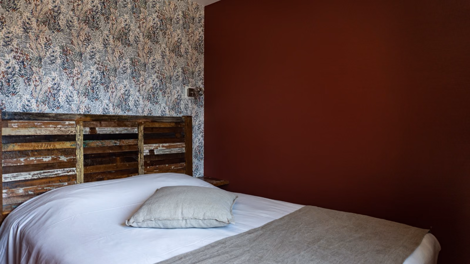 Lit et tête de lit en bois d’une chambre standard