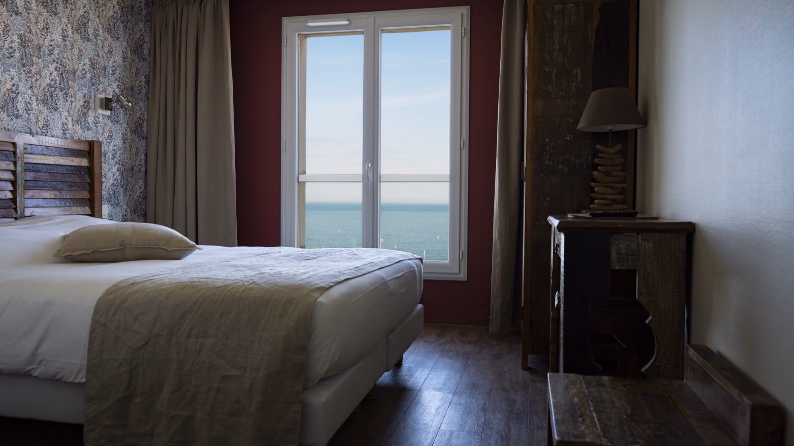 Chambre avec fenêtre et vue mer au premier étage