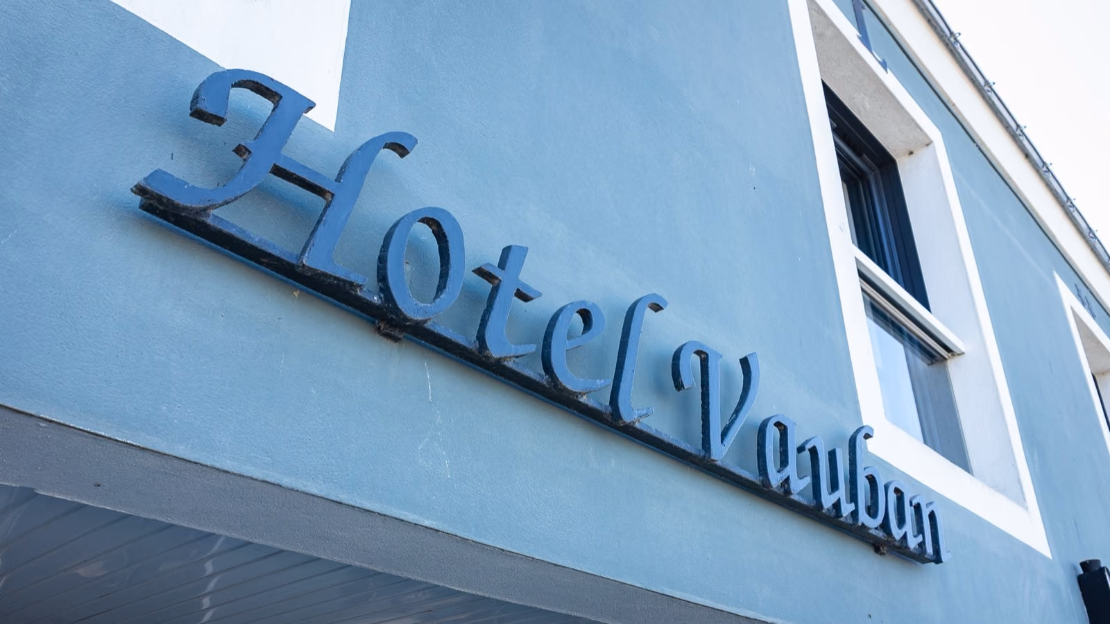Enseigne Hôtel Vauban sur la façade de l’établissement