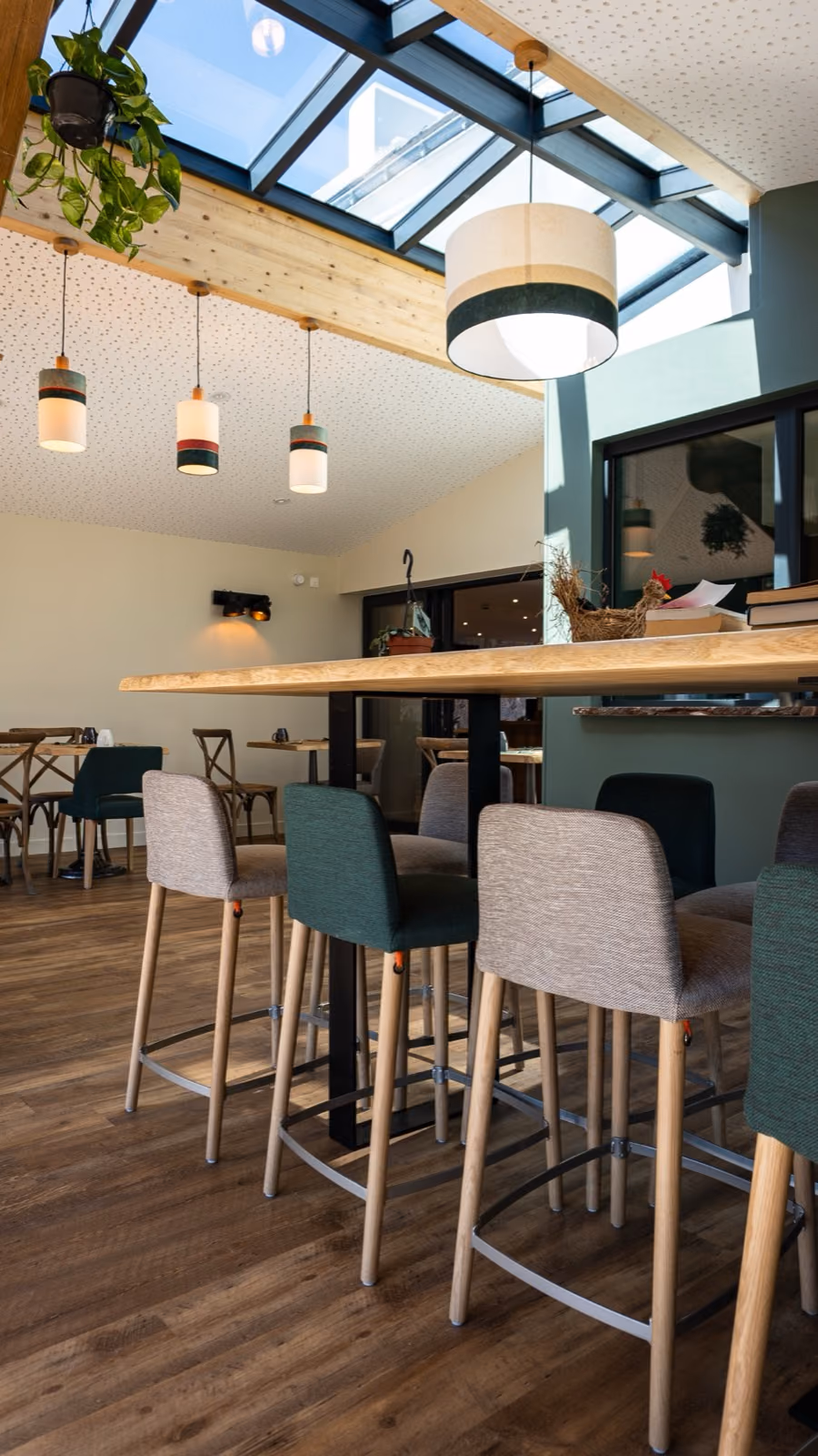 Espace du petit-déjeuner sous la verrière