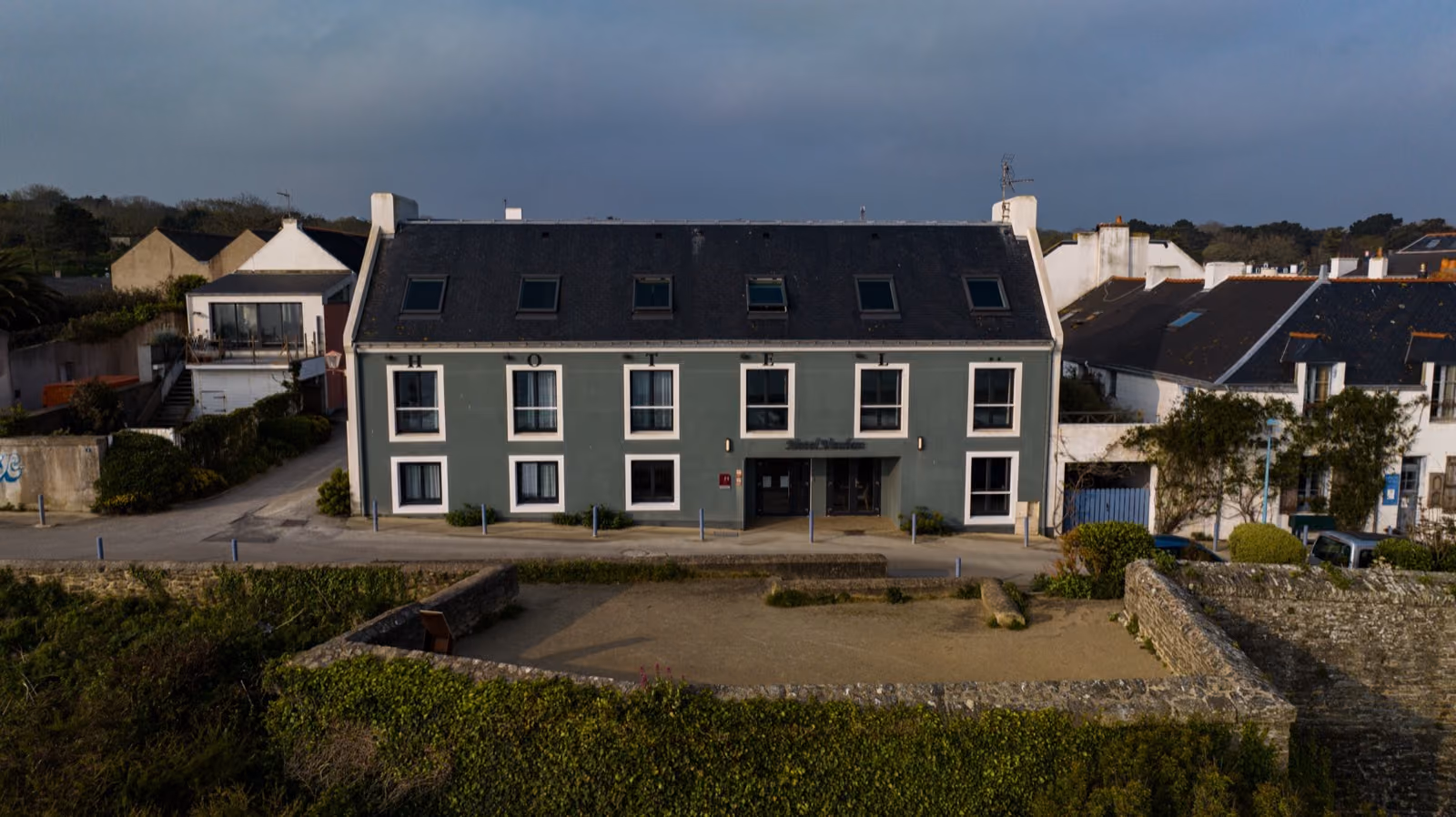 Façade de l’Hôtel Vauban photographiée depuis la mer