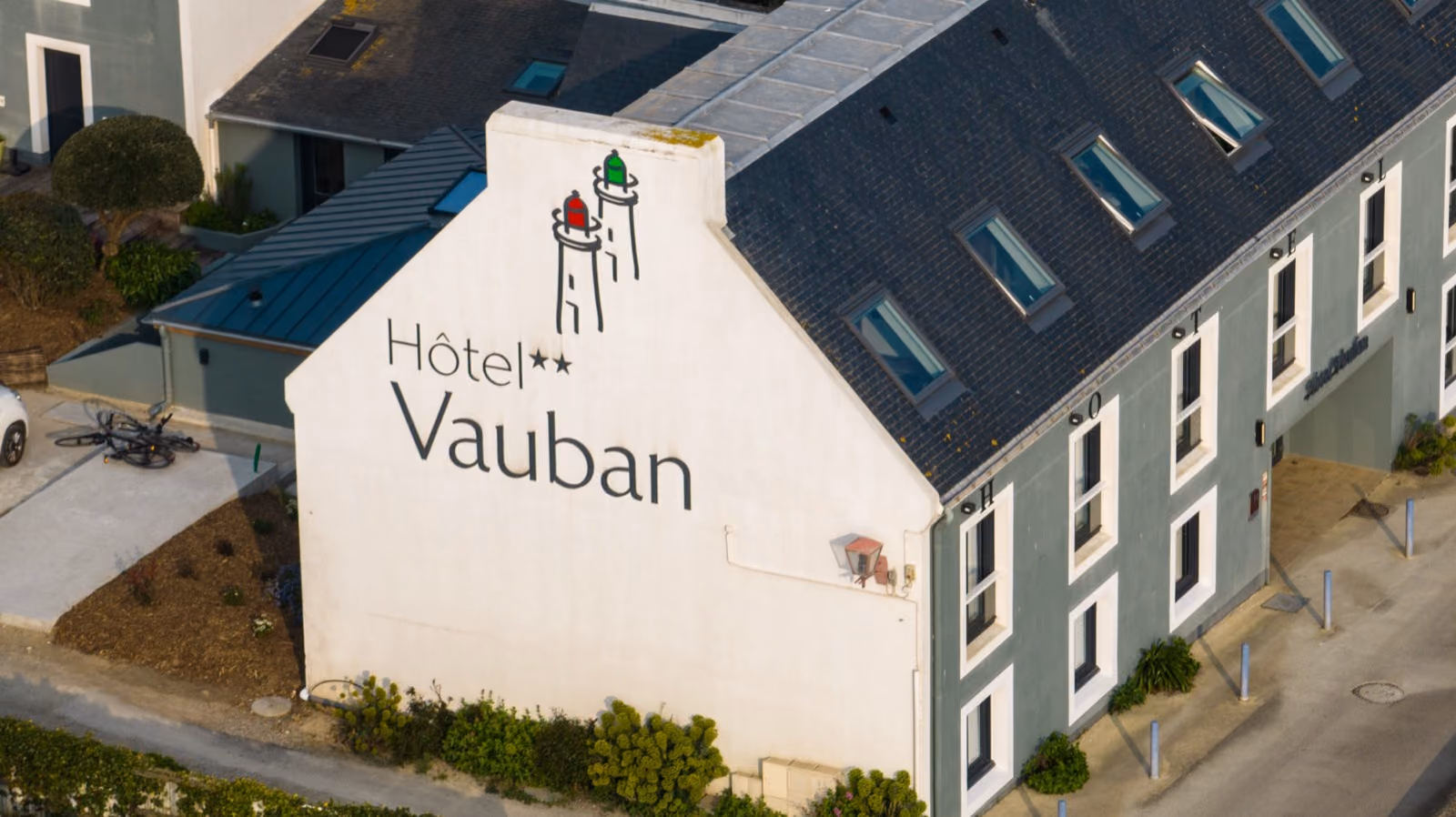 Vue aérienne rapprochée de l’Hôtel Vauban et de son enseigne