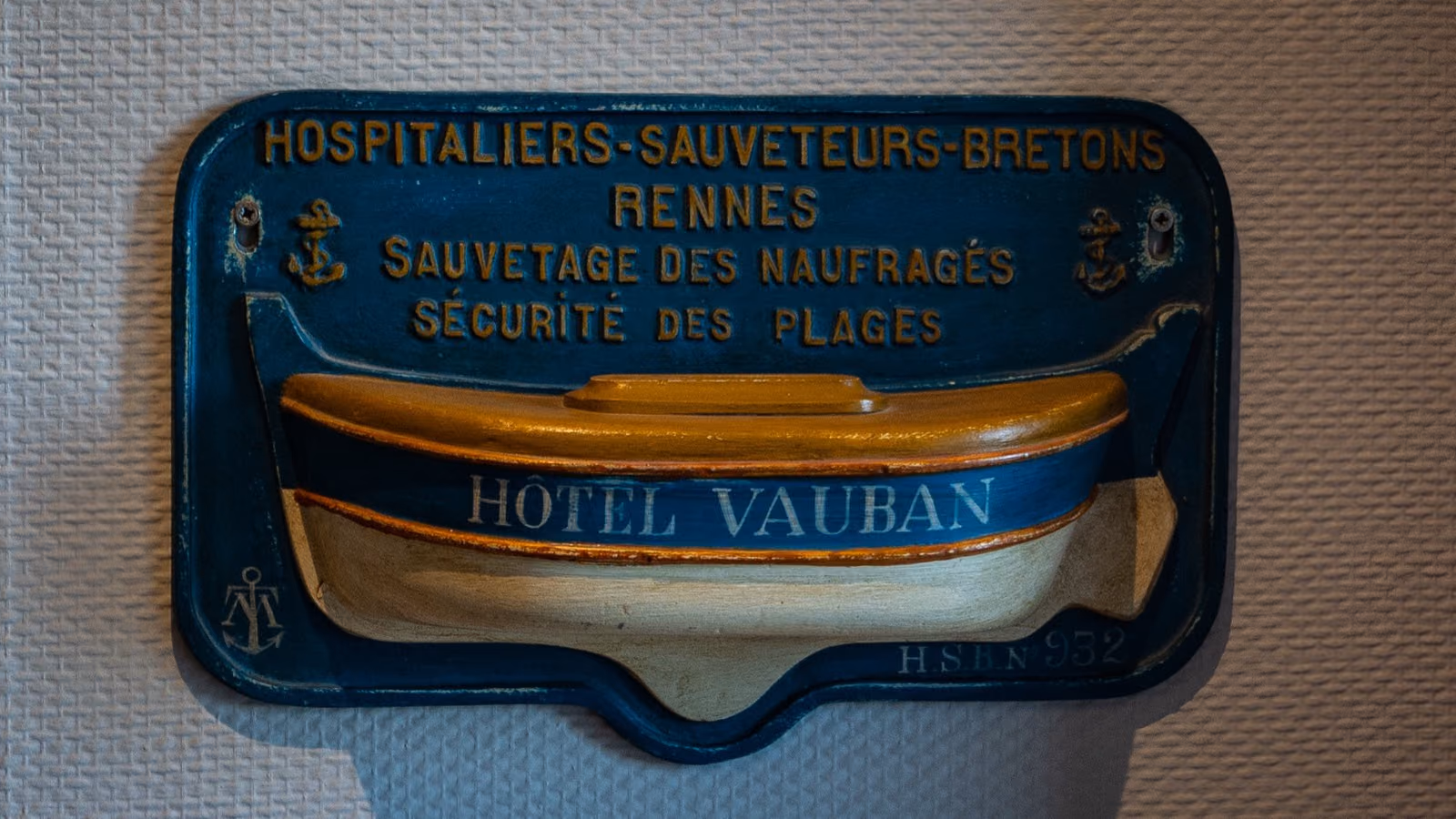 Plaque historique de l’Hôtel Vauban exposée dans l’établissement