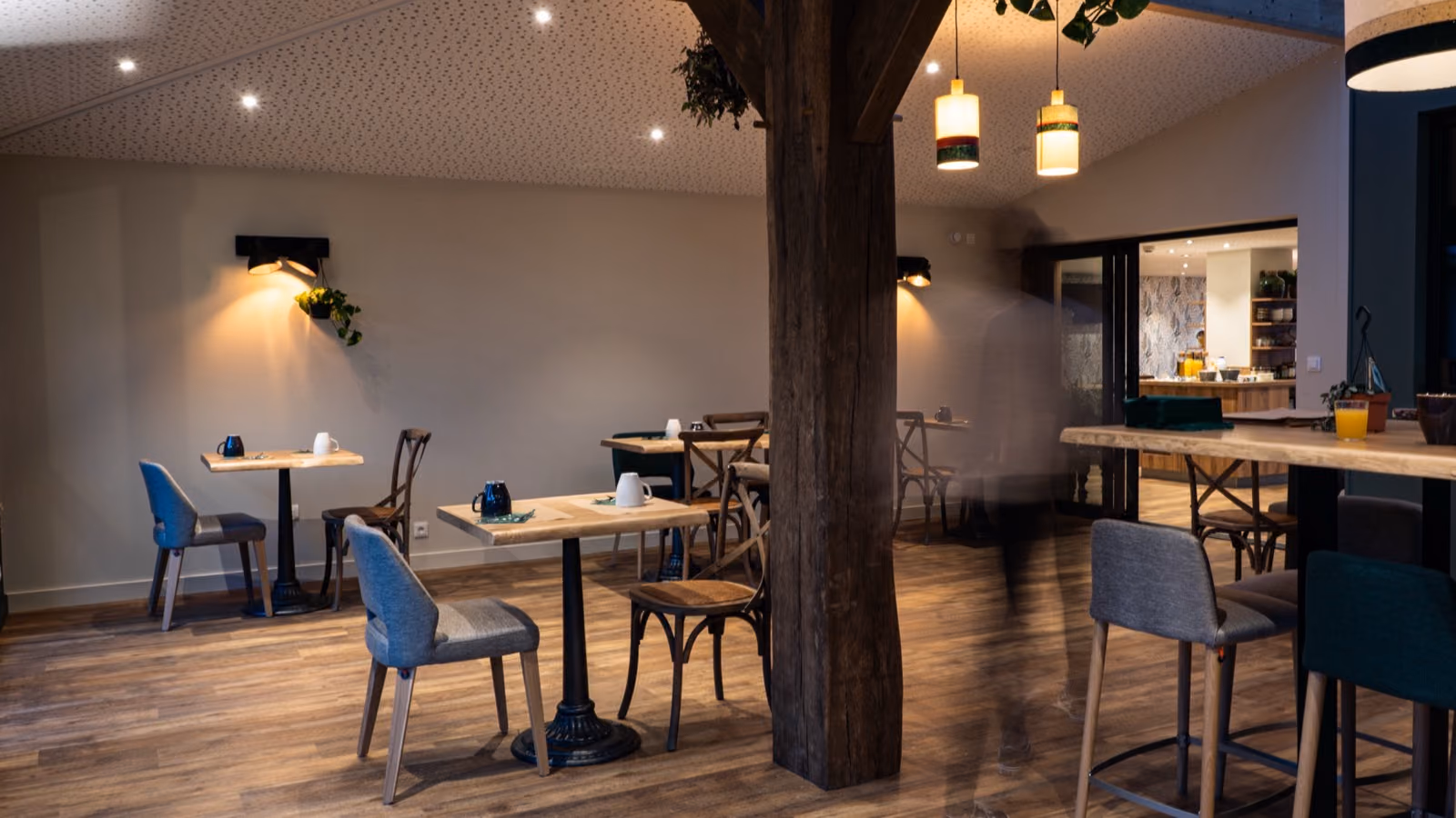 Salle du petit-déjeuner chaleureuse et aménagée