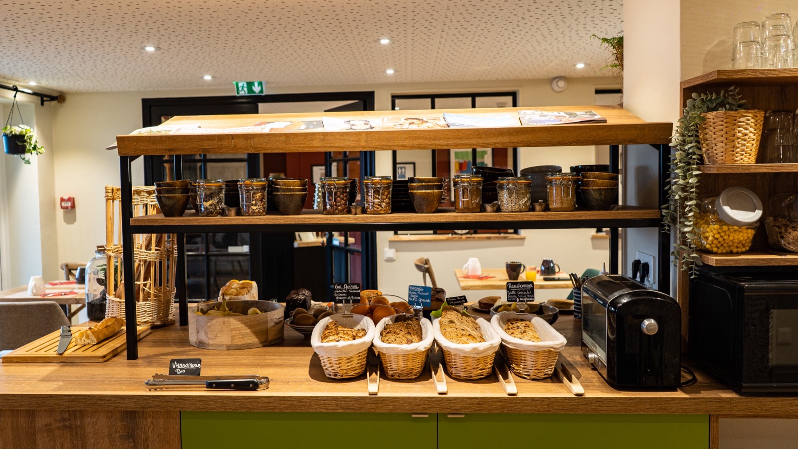 Buffet complet du petit-déjeuner avec pains et viennoiseries