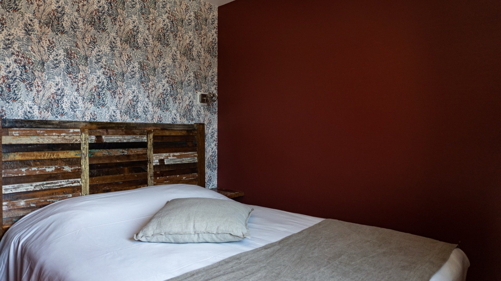 Lit et tête de lit en bois d’une chambre standard