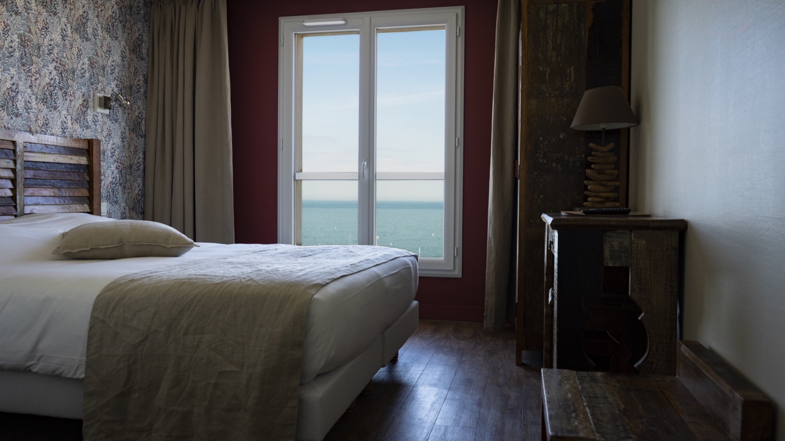 Chambre avec fenêtre et vue mer au premier étage