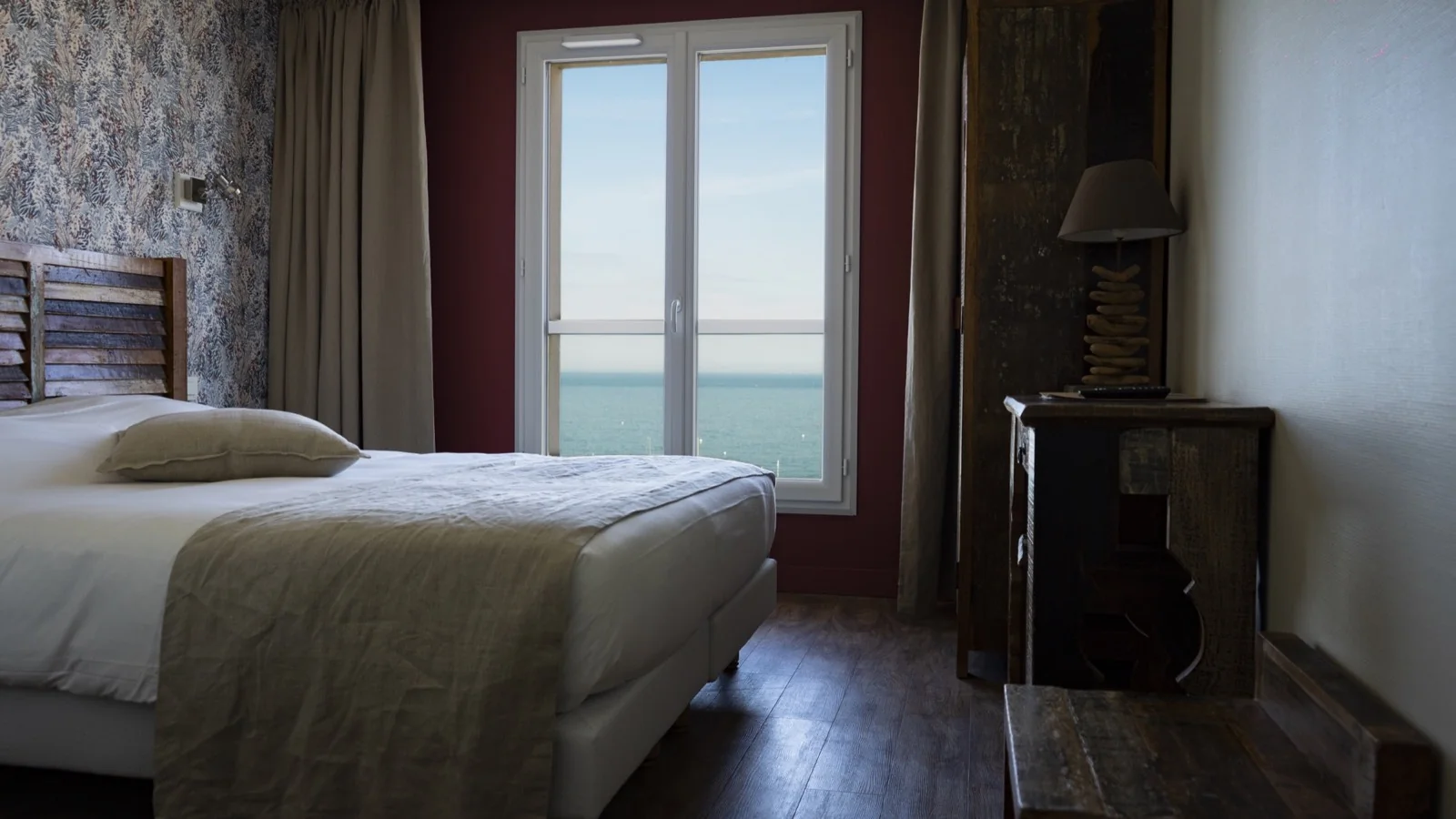 Chambre avec fenêtre et vue mer au premier étage