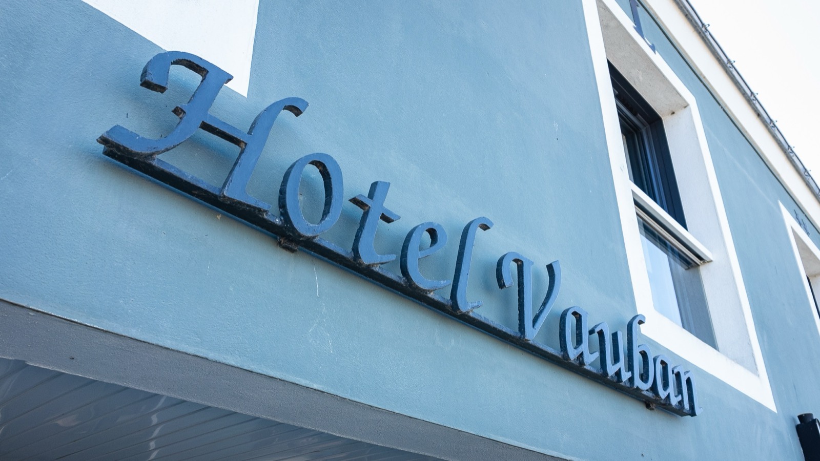 Enseigne Hôtel Vauban sur la façade de l’établissement