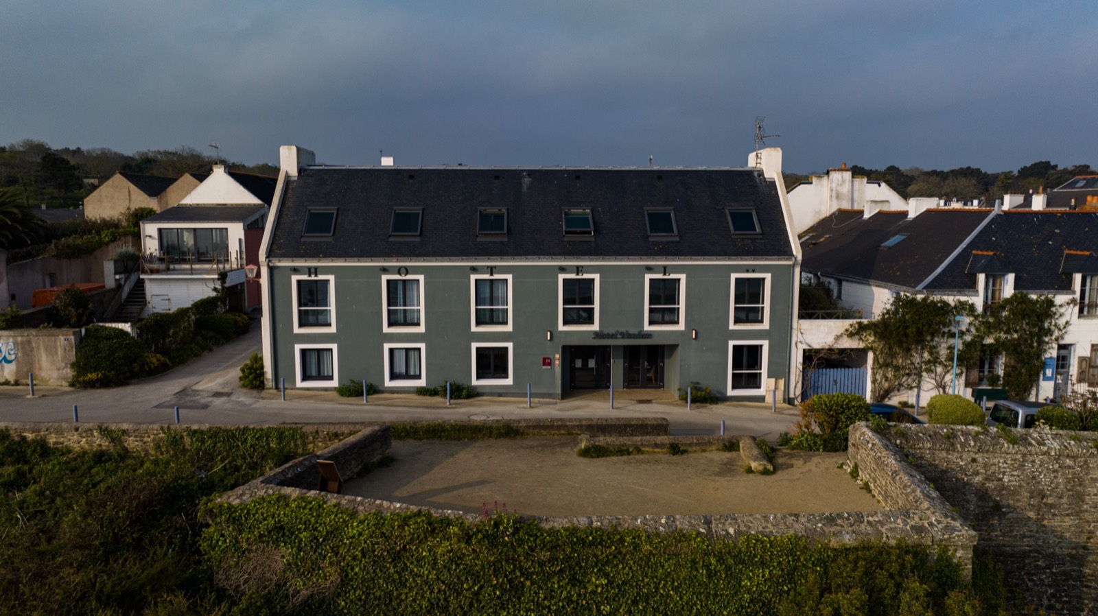 Façade de l’Hôtel Vauban photographiée depuis la mer
