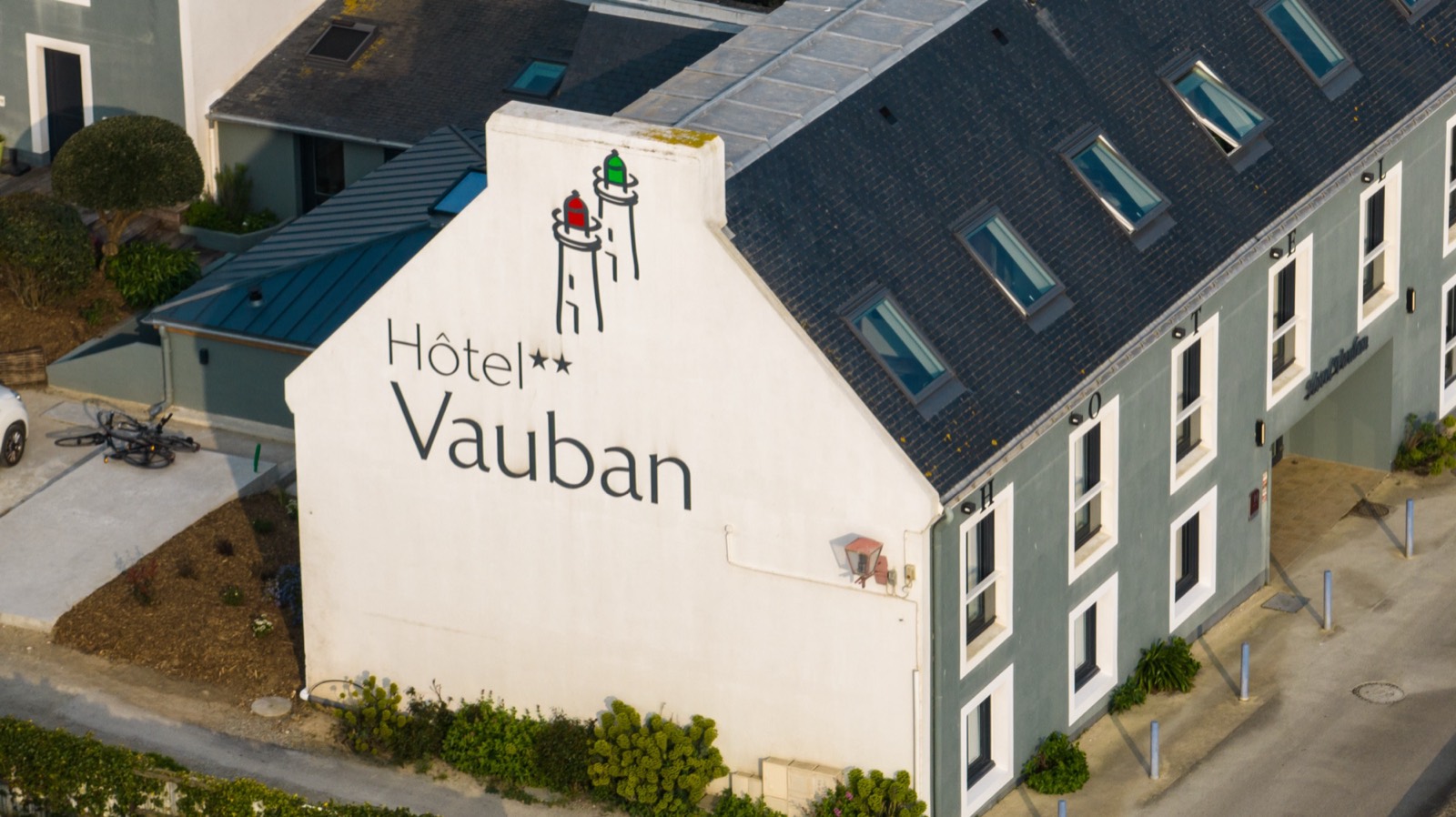 Vue aérienne rapprochée de l’Hôtel Vauban et de son enseigne