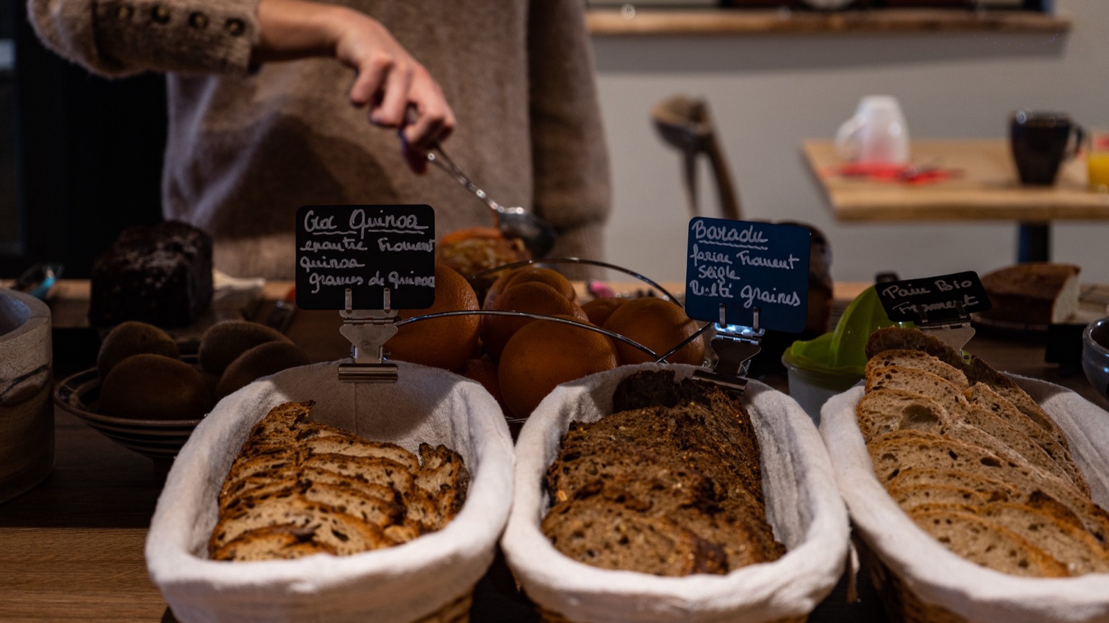 Pains frais présentés au buffet du petit-déjeuner