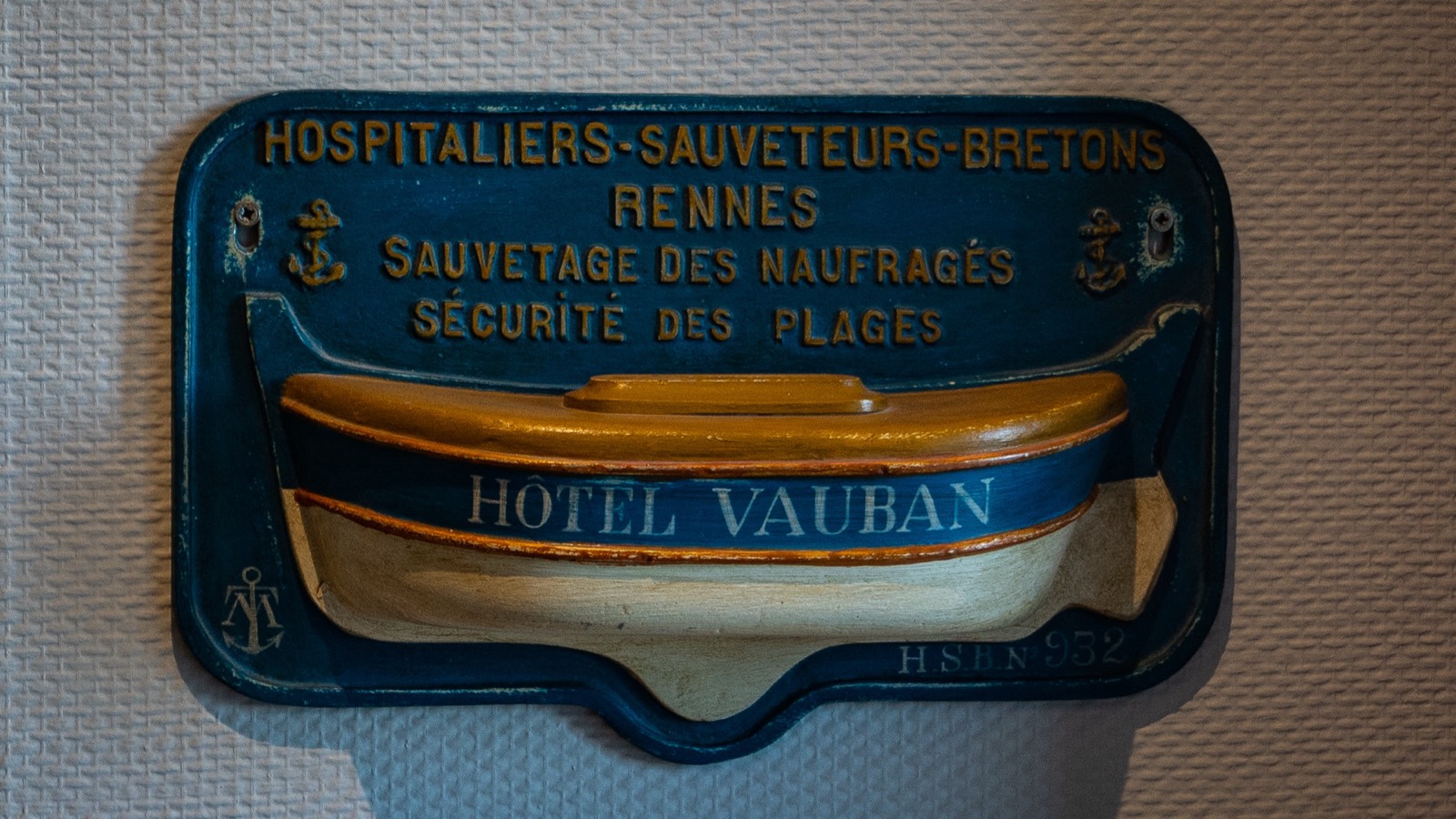 Plaque historique de l’Hôtel Vauban exposée dans l’établissement