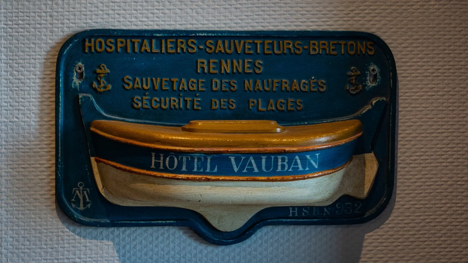 Plaque historique de l’Hôtel Vauban exposée dans l’établissement