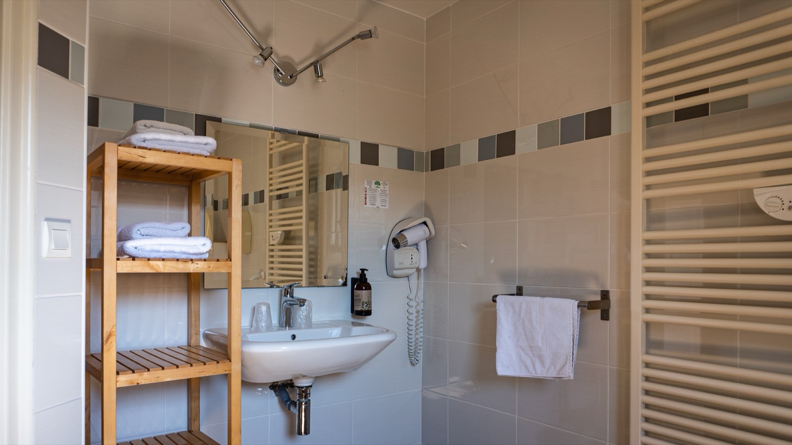 Salle de bain adaptée aux personnes à mobilité réduite