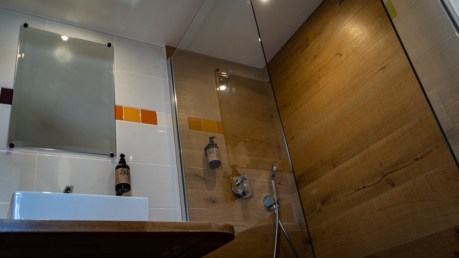 Salle de bain d’une chambre avec vue mer