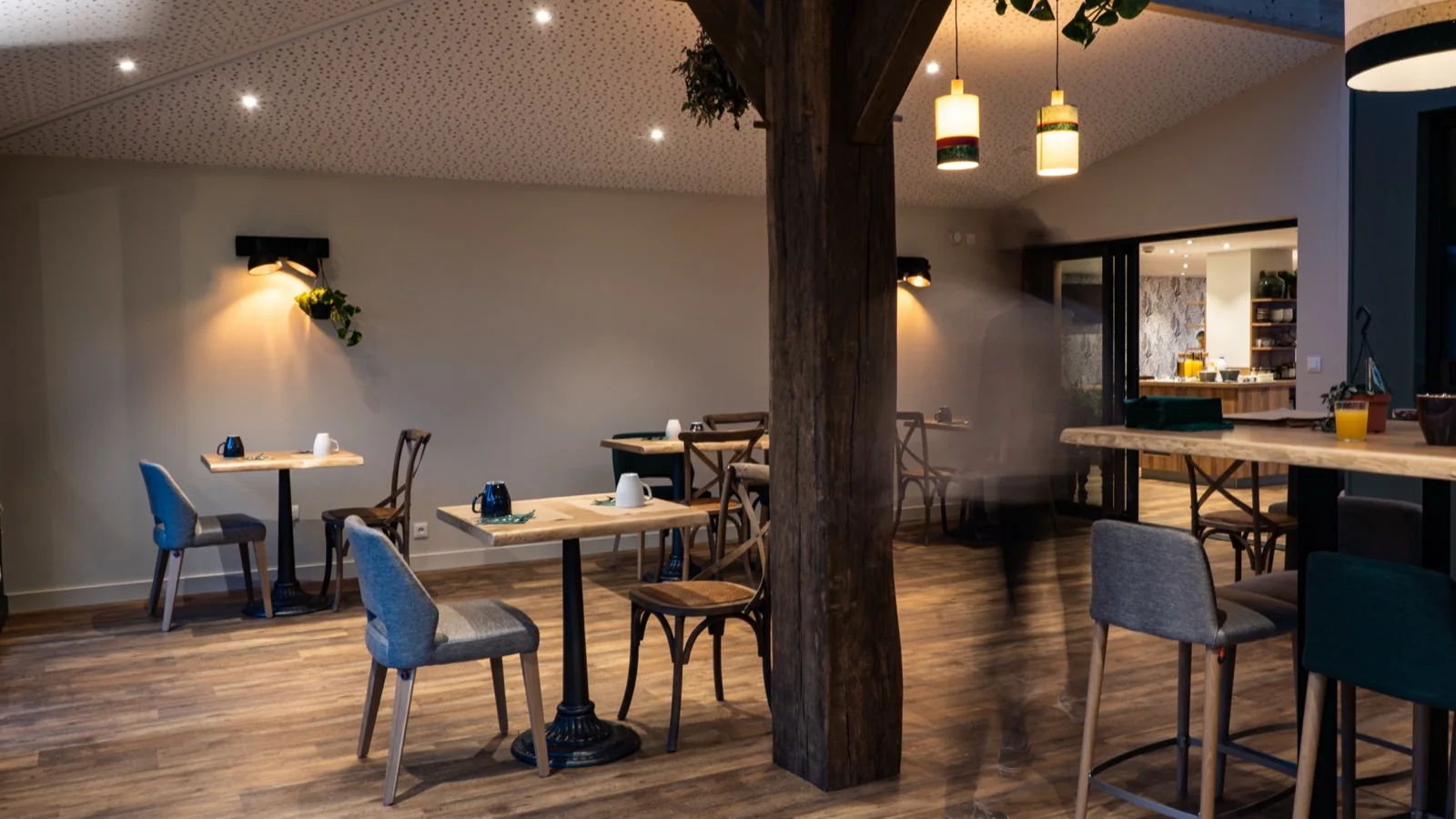 Salle du petit-déjeuner chaleureuse et aménagée