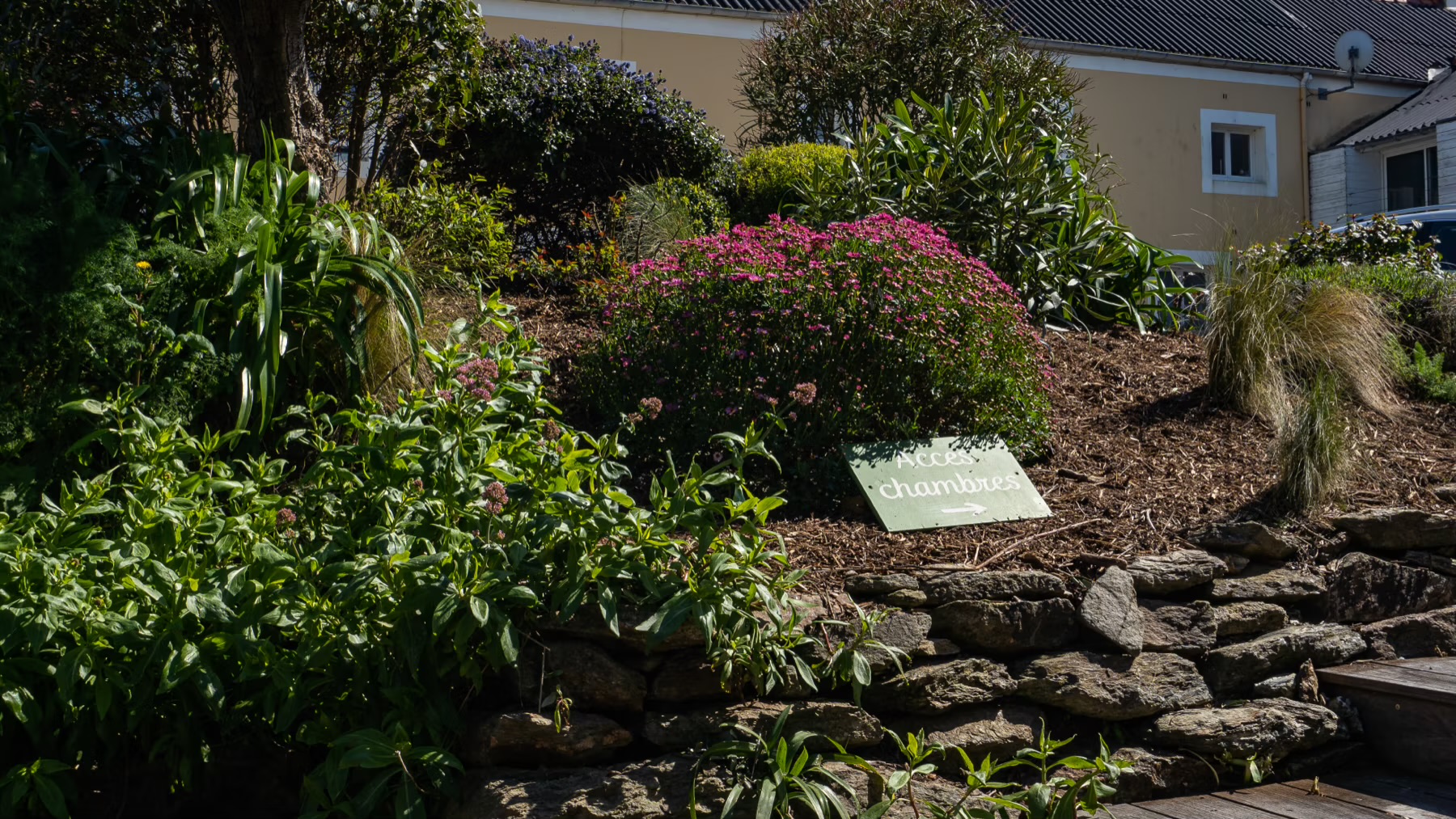 Petit jardin fleuri de l’Hôtel Vauban